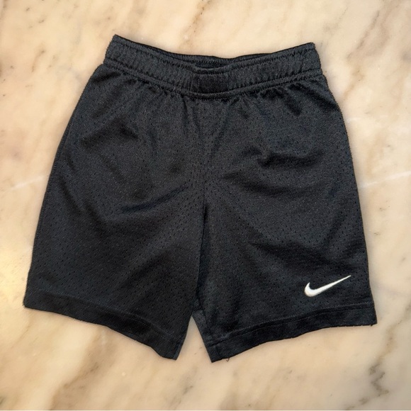 Boys Nike DriFit short sleeve shirt and short set size 5 (Small) - Picture 7 of 10